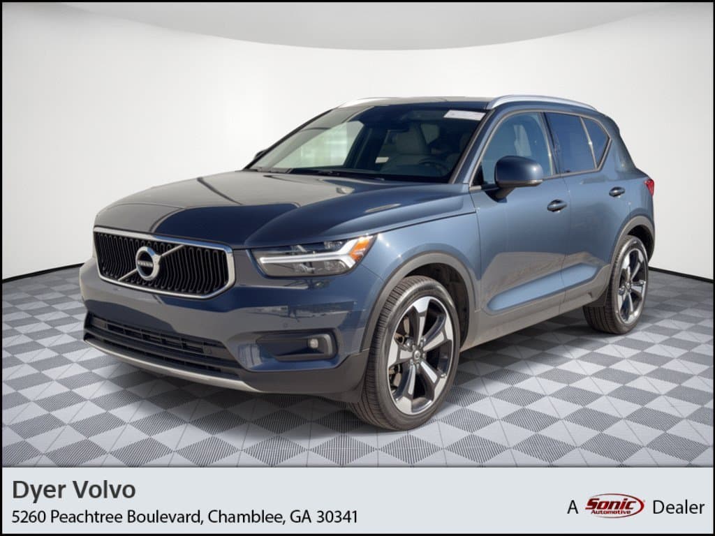 2021 Volvo XC40 Momentum — photo 1 of 31