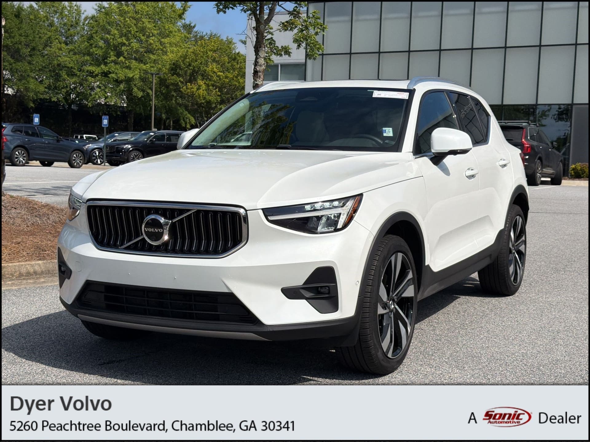 2023 Volvo XC40 Plus Bright Theme — photo 1 of 31