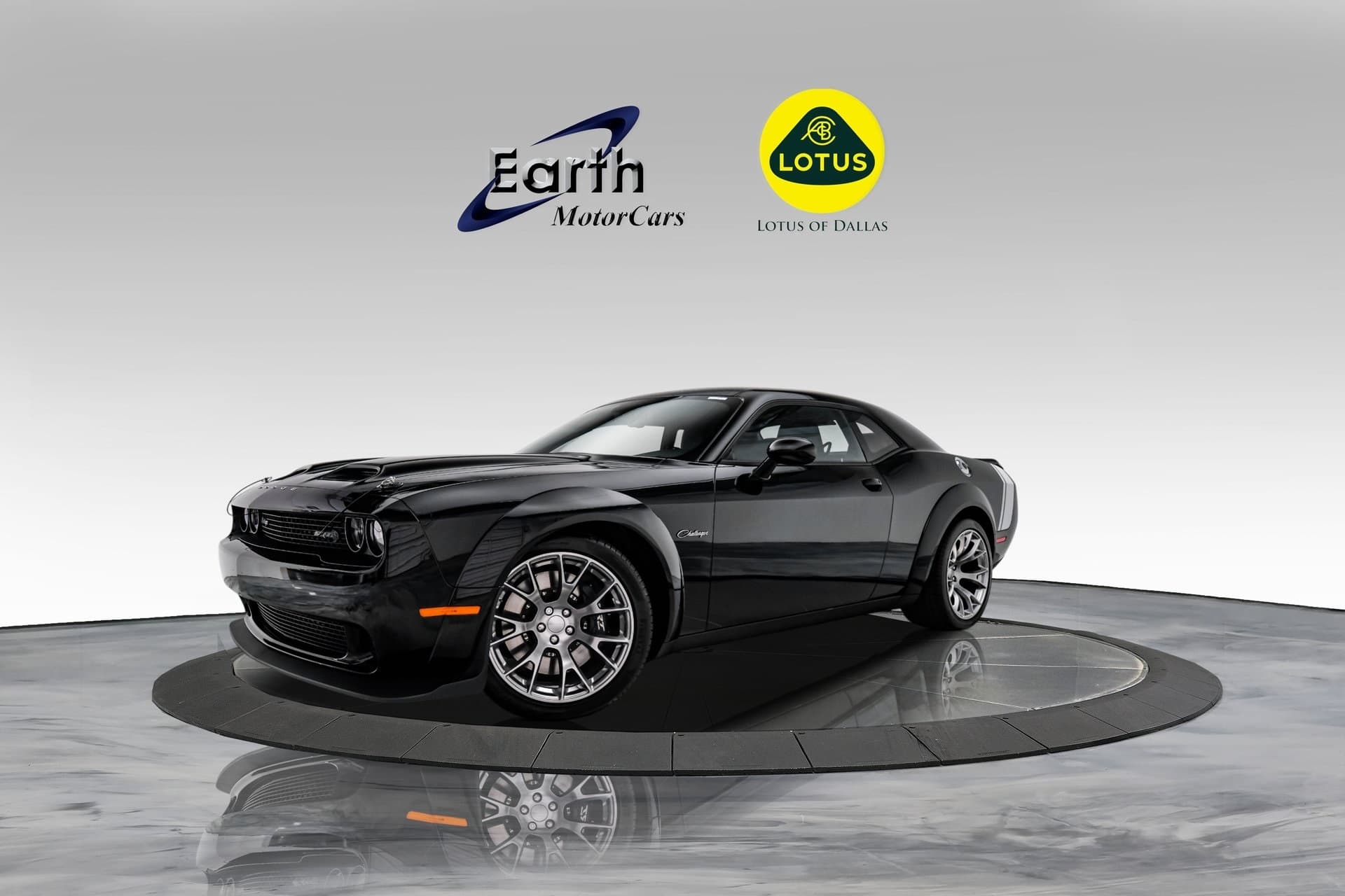 Foto de 2023 Dodge Challenger SRT Hellcat Redeye Widebody Black Ghost Only 29 Mi