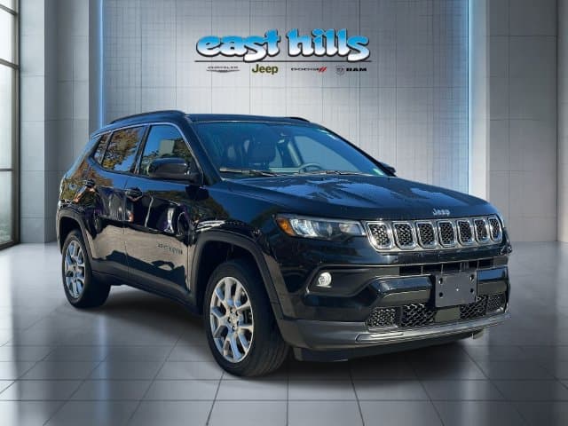 2023 Jeep Compass Latitude Lux — photo 1 of 40