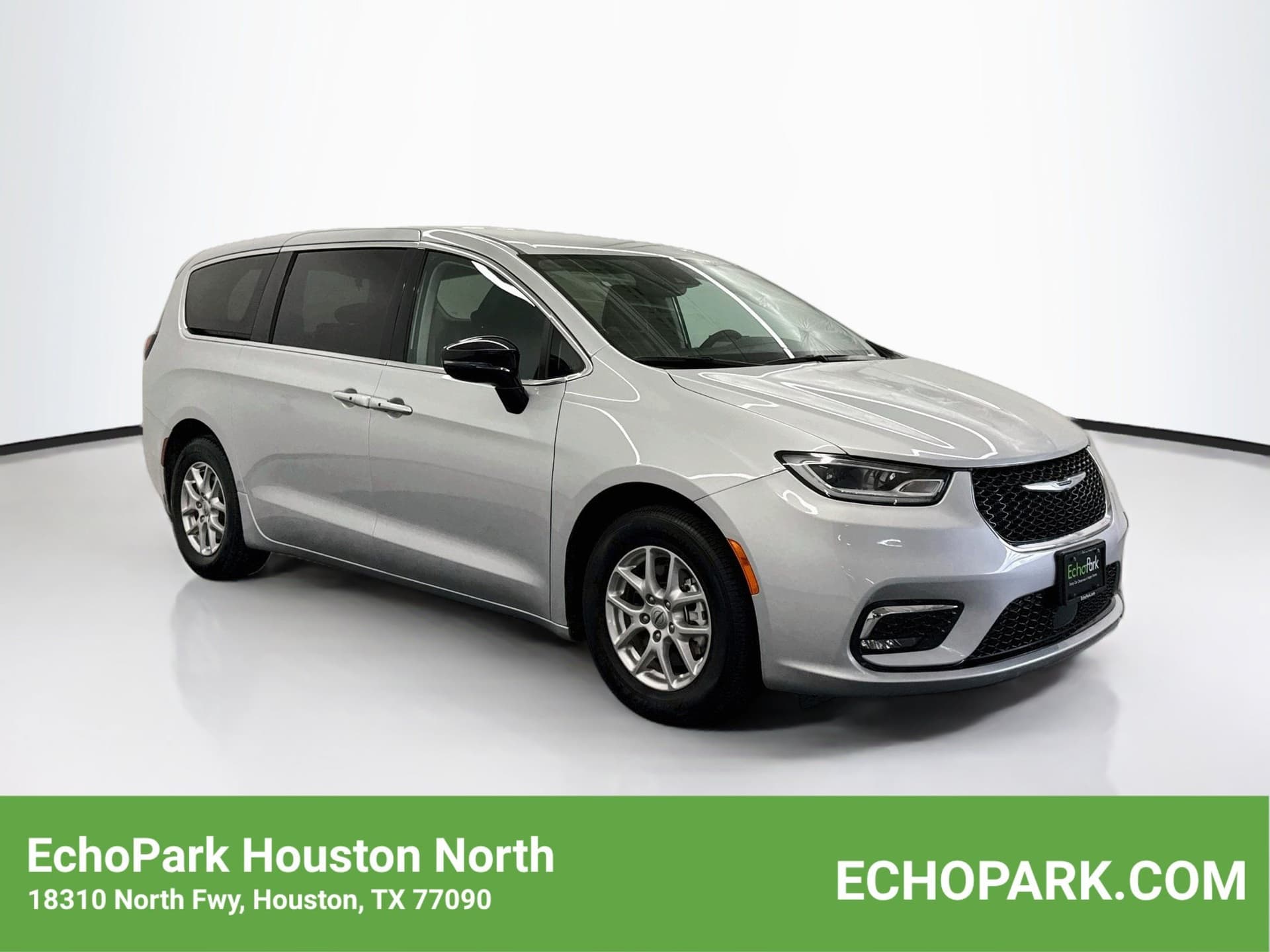 2024 Chrysler Pacifica Touring L — photo 1 of 31