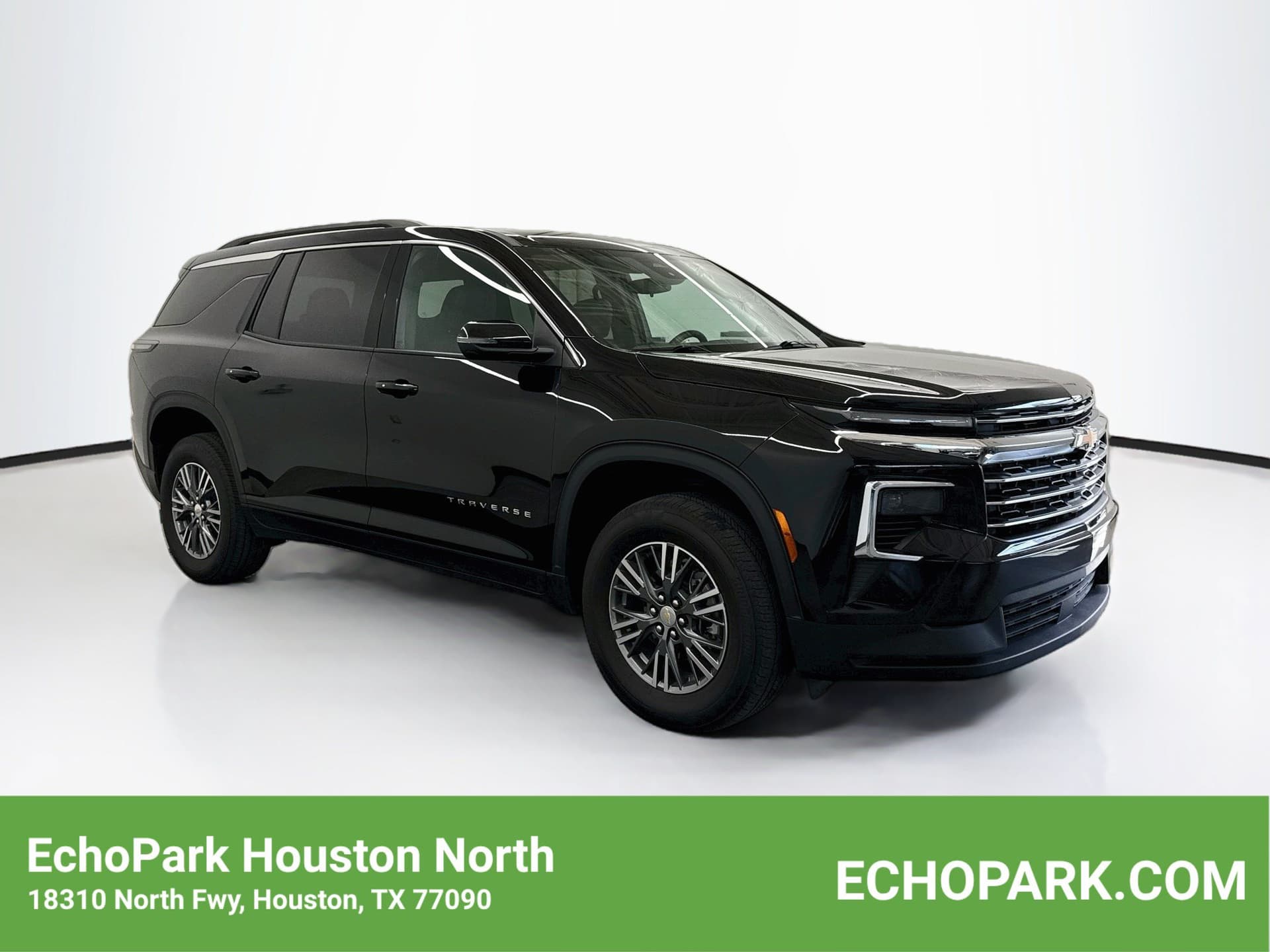 2025 Chevrolet Traverse FWD LT — photo 1 of 32