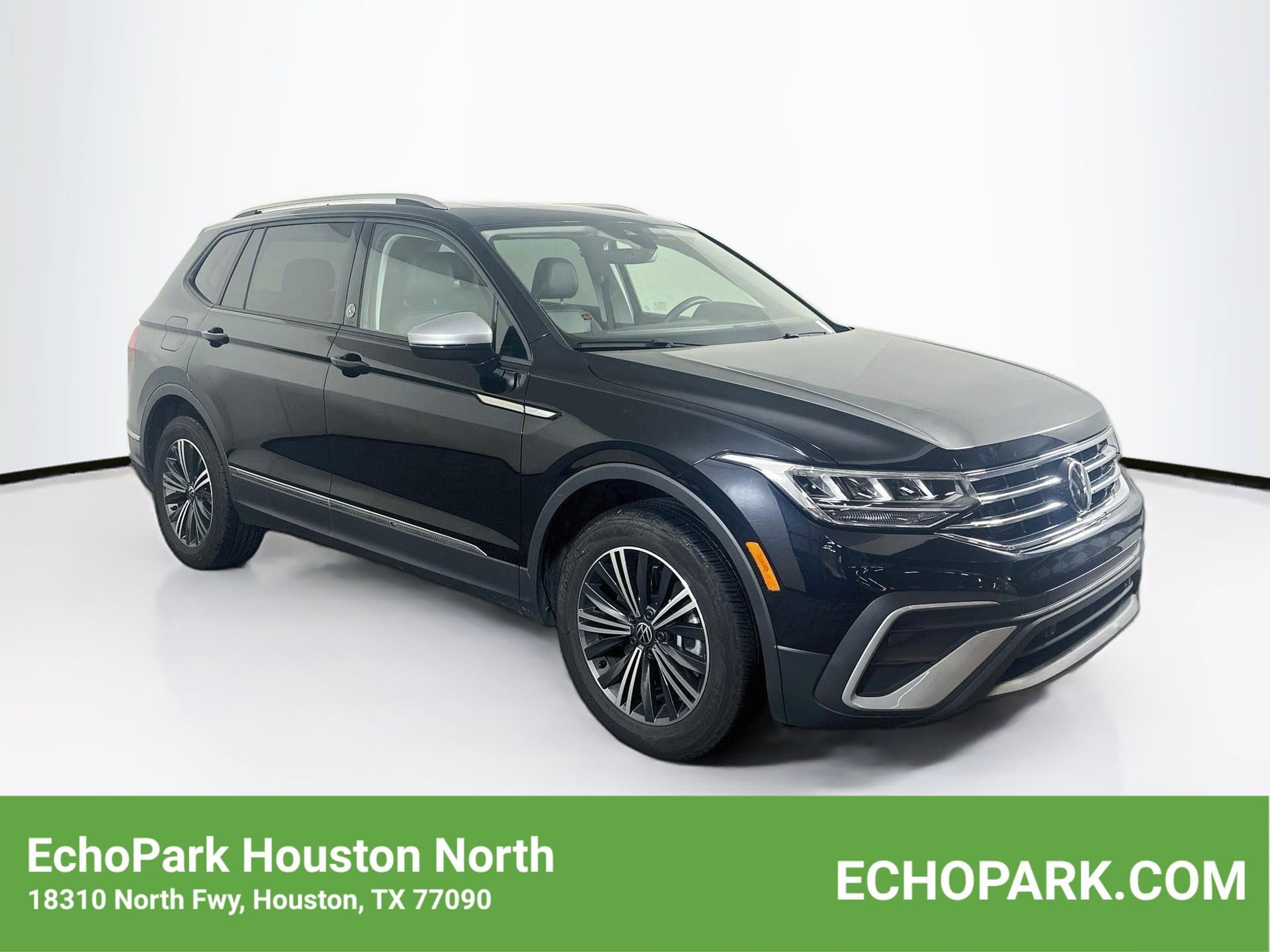 2024 Volkswagen Tiguan Base — photo 1 of 32