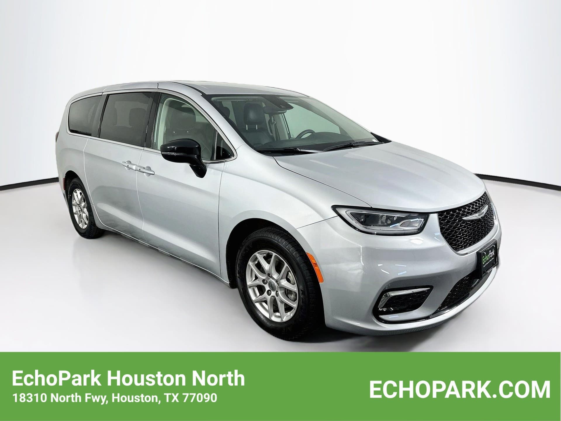 2024 Chrysler Pacifica Touring L — photo 1 of 32