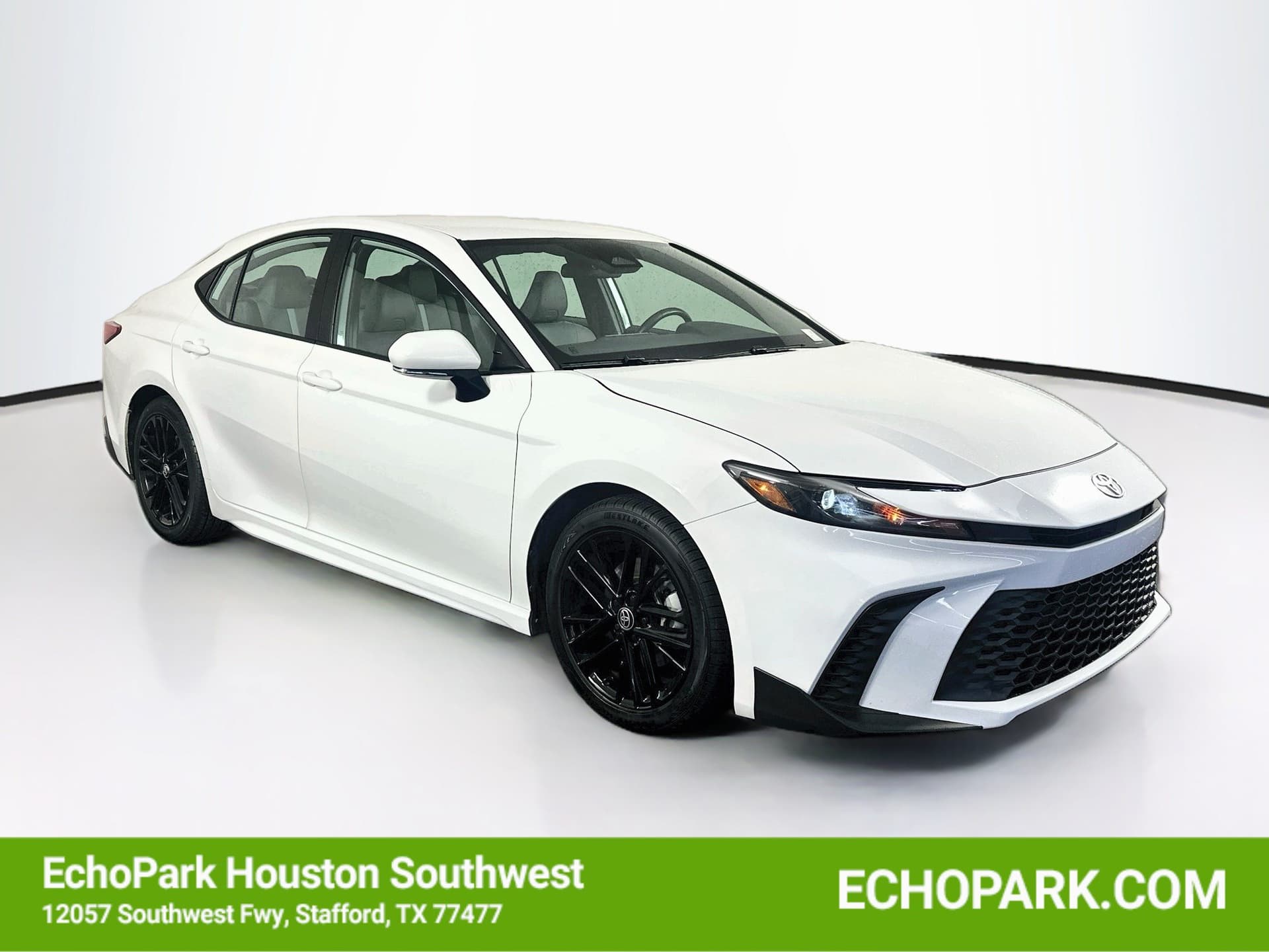 2025 Toyota Camry SE — photo 1 of 31