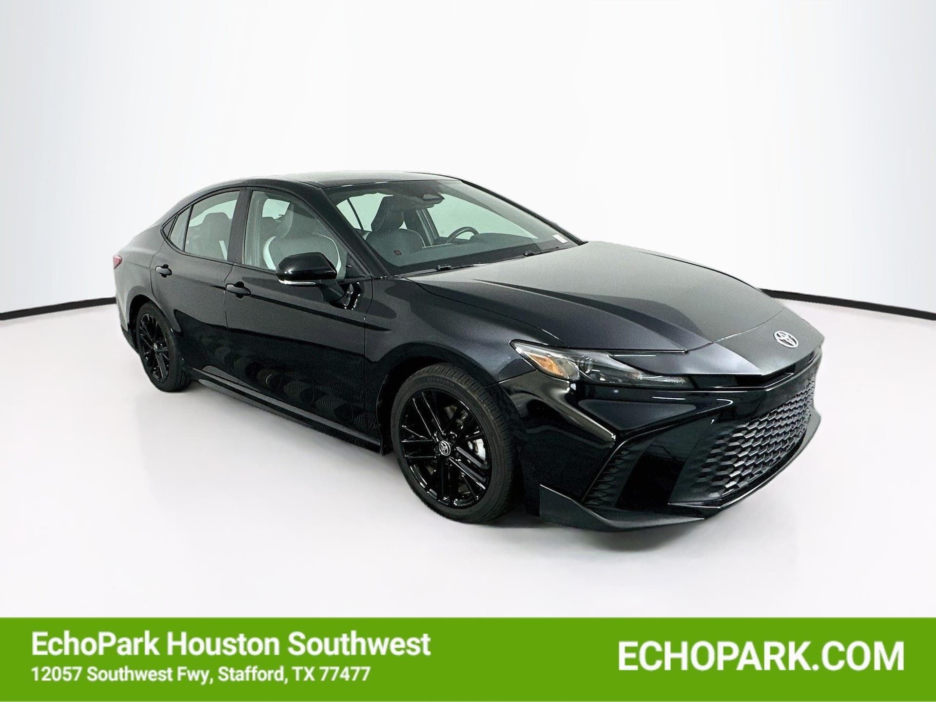 2025 Toyota Camry SE — photo 1 of 31