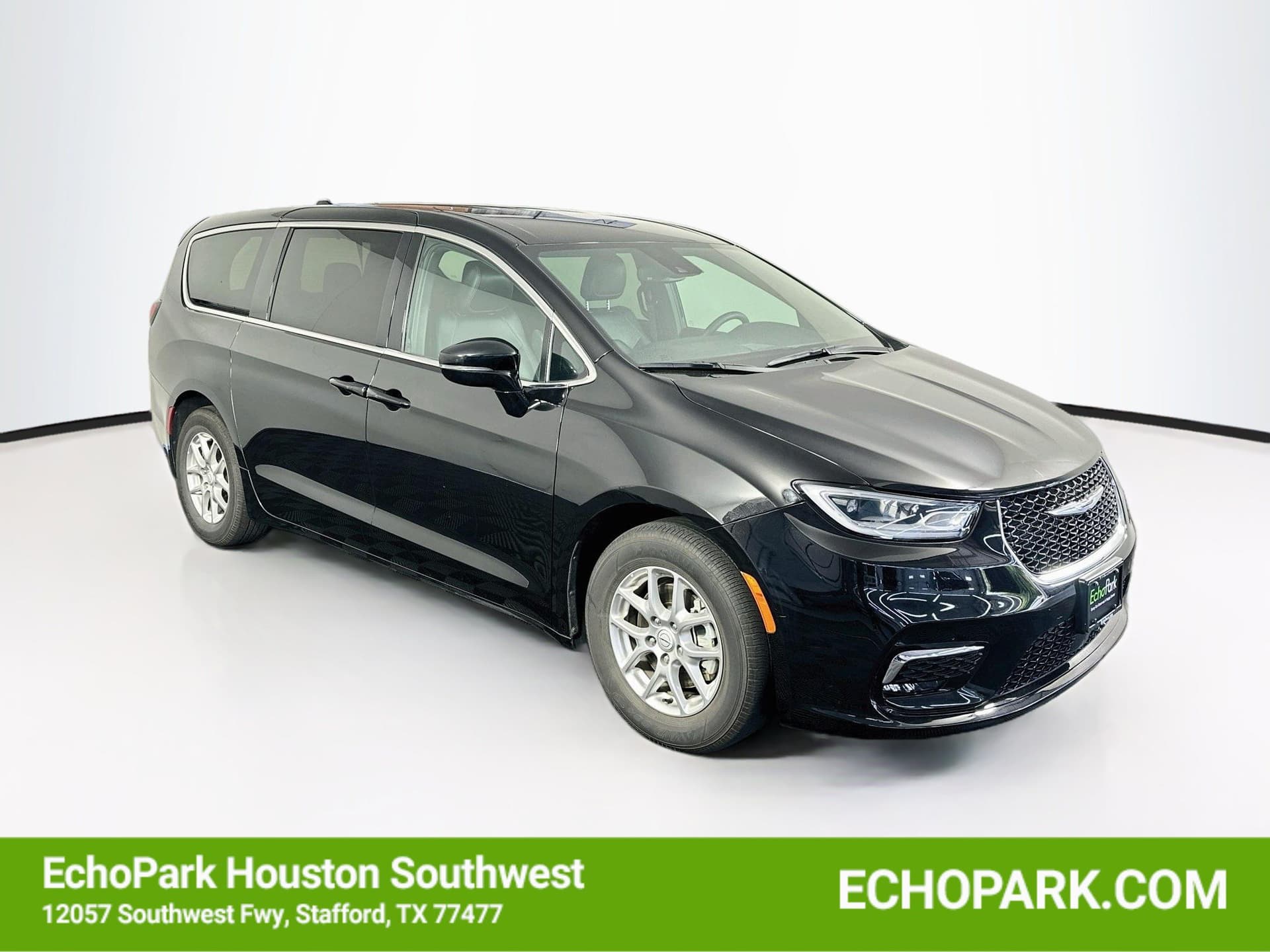 2025 Chrysler Pacifica Select — photo 1 of 33