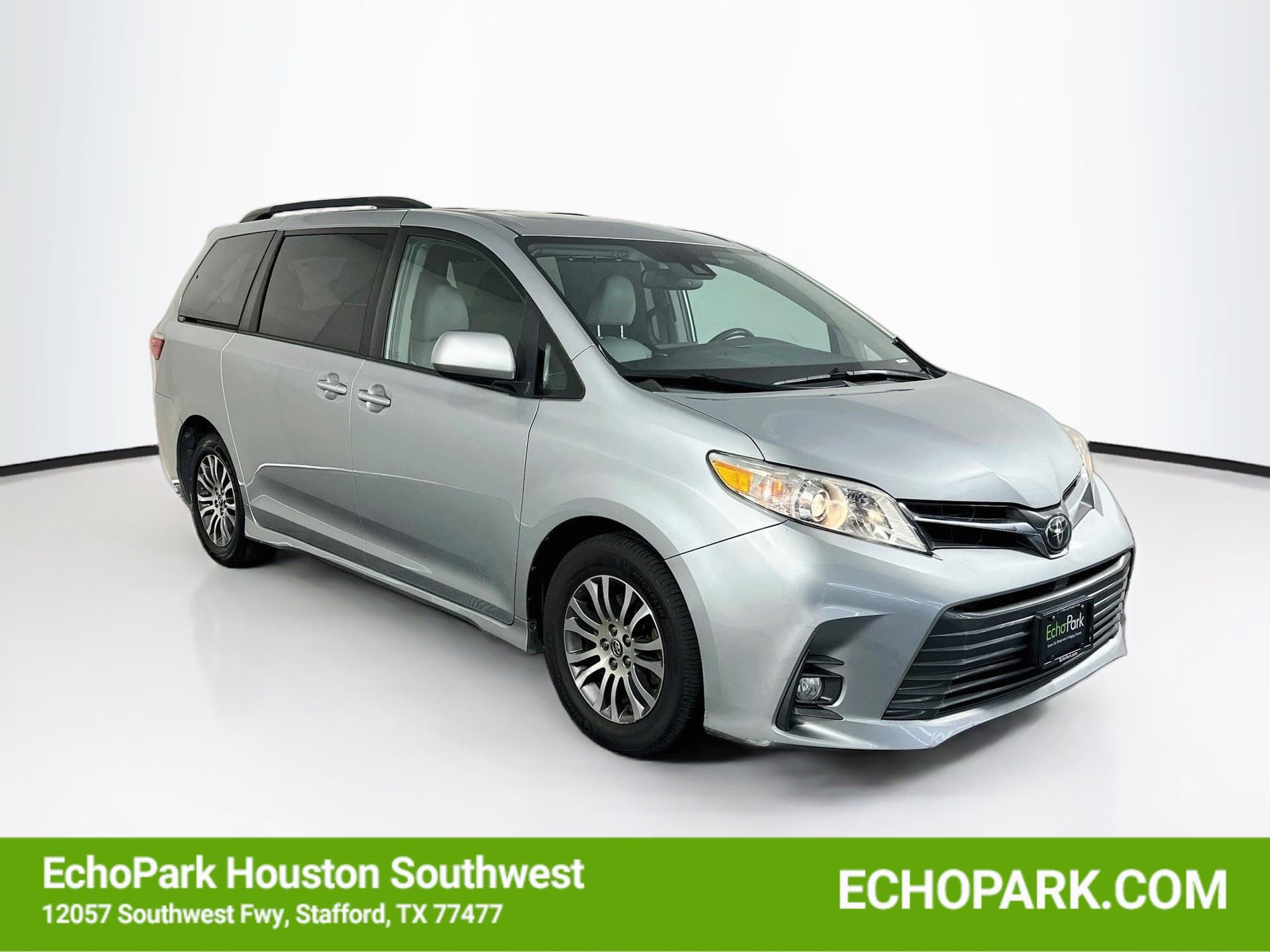 2019 Toyota Sienna XLE — photo 1 of 33