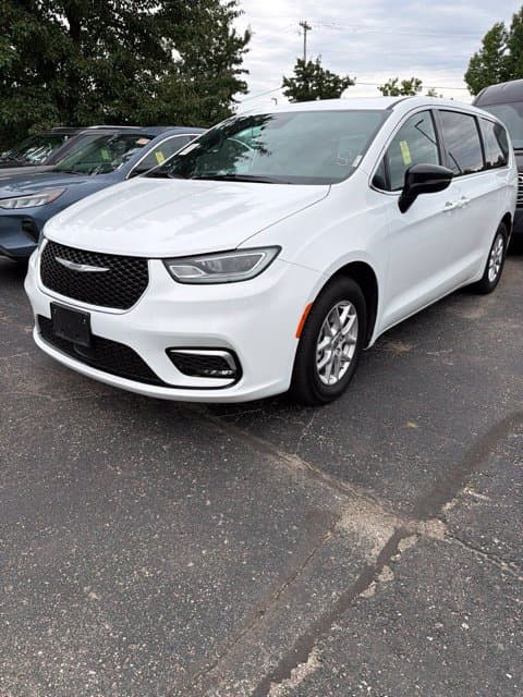 2025 Chrysler Pacifica Select — photo 1 of 3