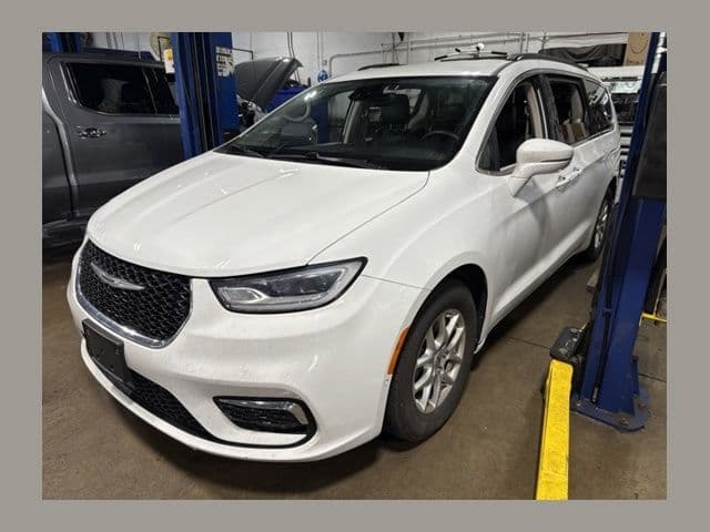 2022 Chrysler Pacifica Touring L — photo 1 of 12