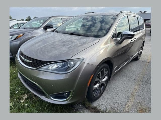 2018 Chrysler Pacifica Limited — photo 1 of 9
