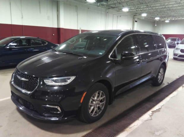 2023 Chrysler Pacifica Touring L — photo 1 of 7