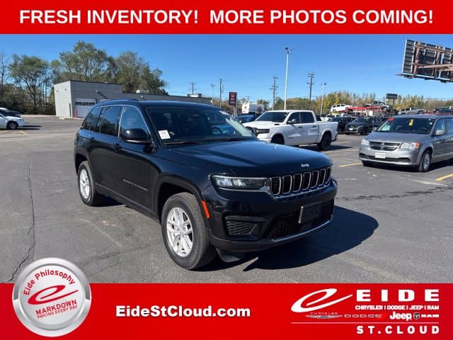 2023 Jeep Grand Cherokee Laredo — photo 1 of 19