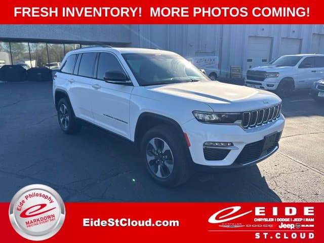 2023 Jeep Grand Cherokee Base — photo 1 of 20