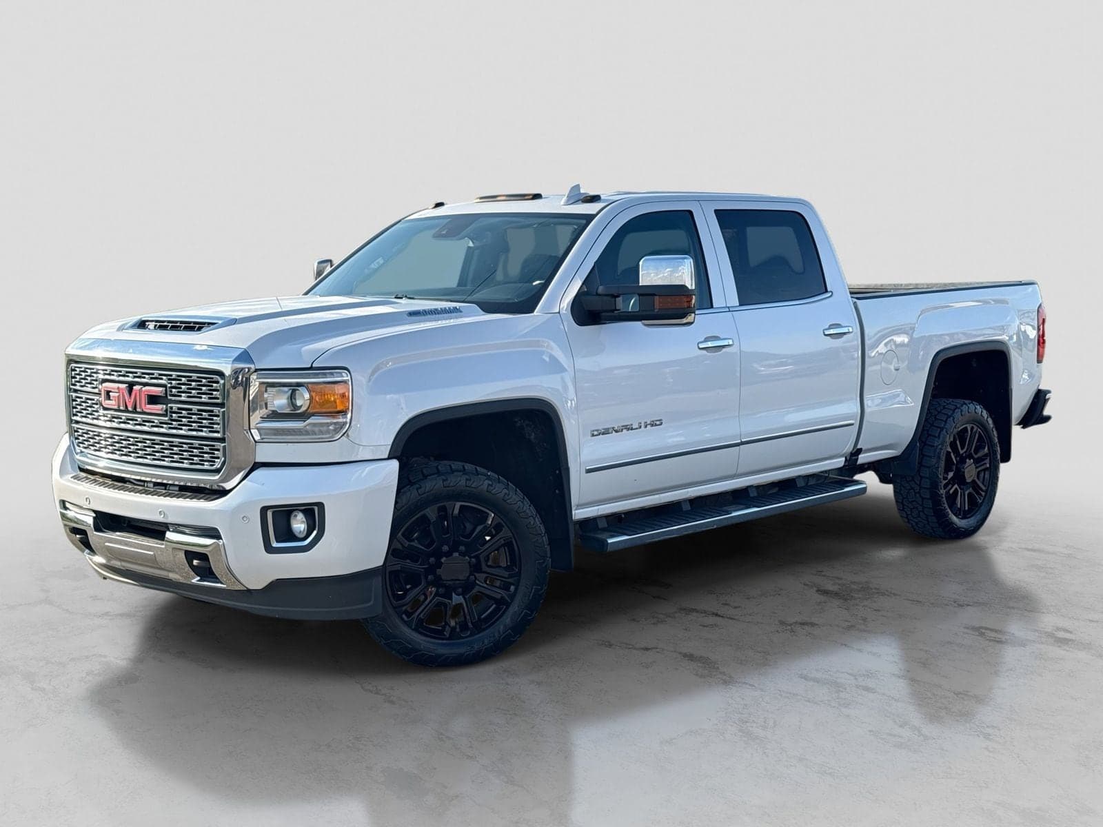2019 GMC Sierra 2500HD Denali — photo 1 of 42