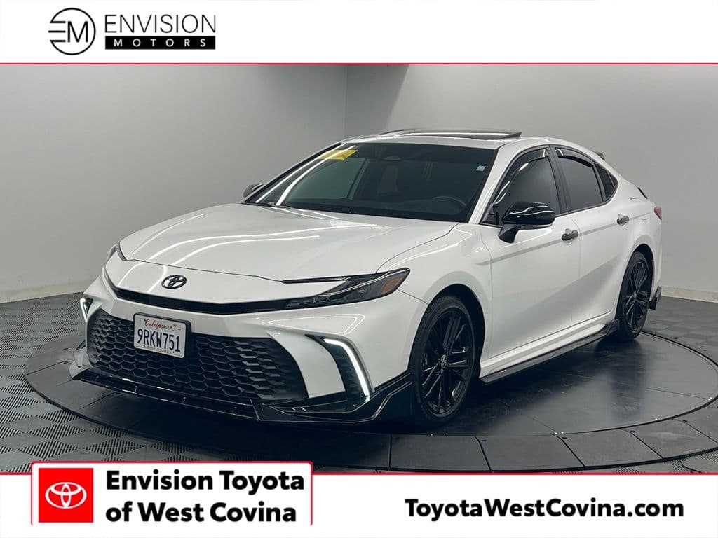 2025 Toyota Camry SE — photo 1 of 15
