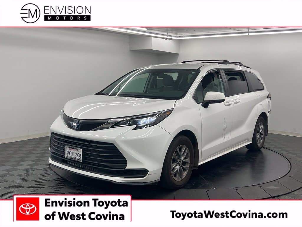 2024 Toyota Sienna LE — photo 1 of 10