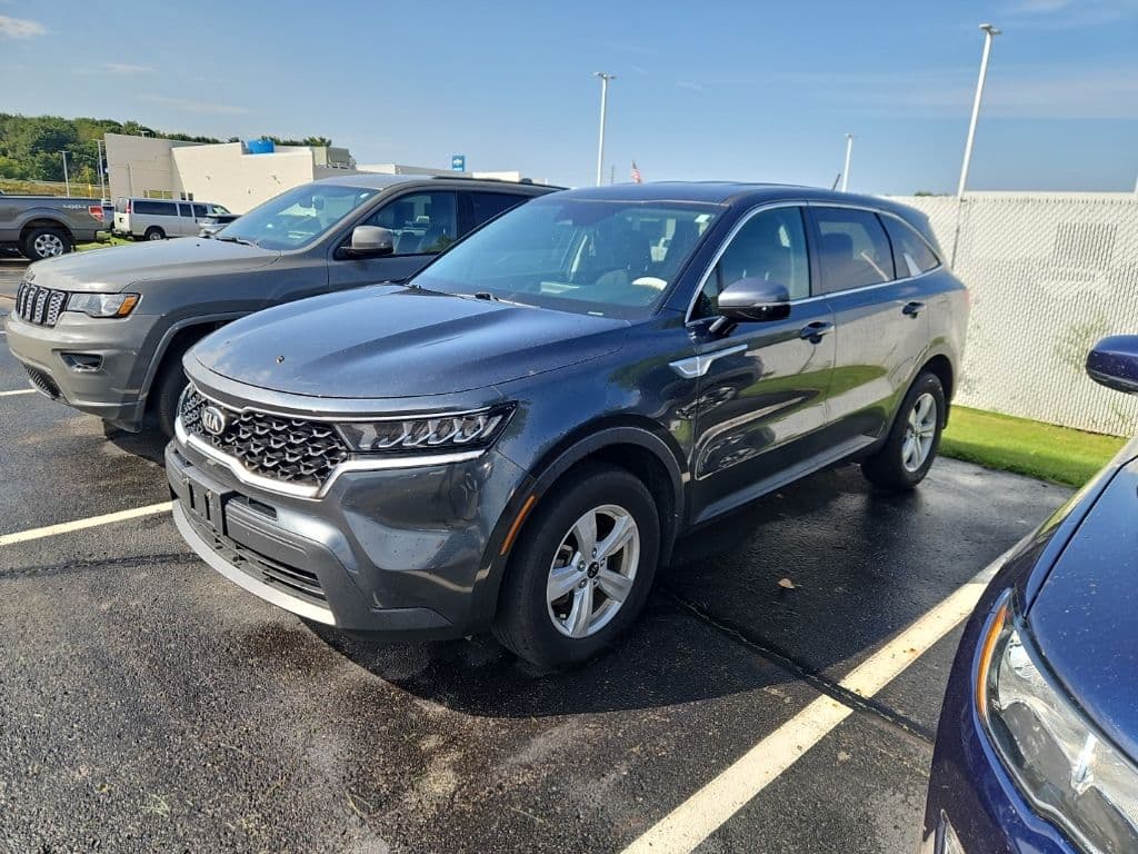 2021 Kia Sorento LX — photo 1 of 10