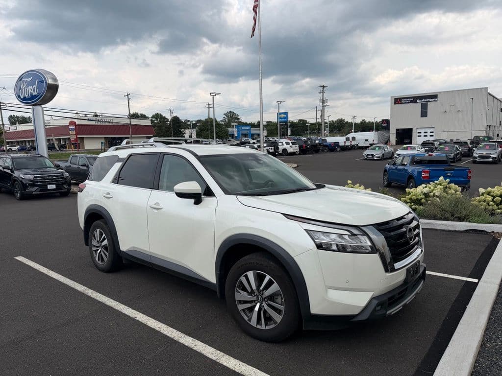 2023 Nissan Pathfinder SL — photo 1 of 13