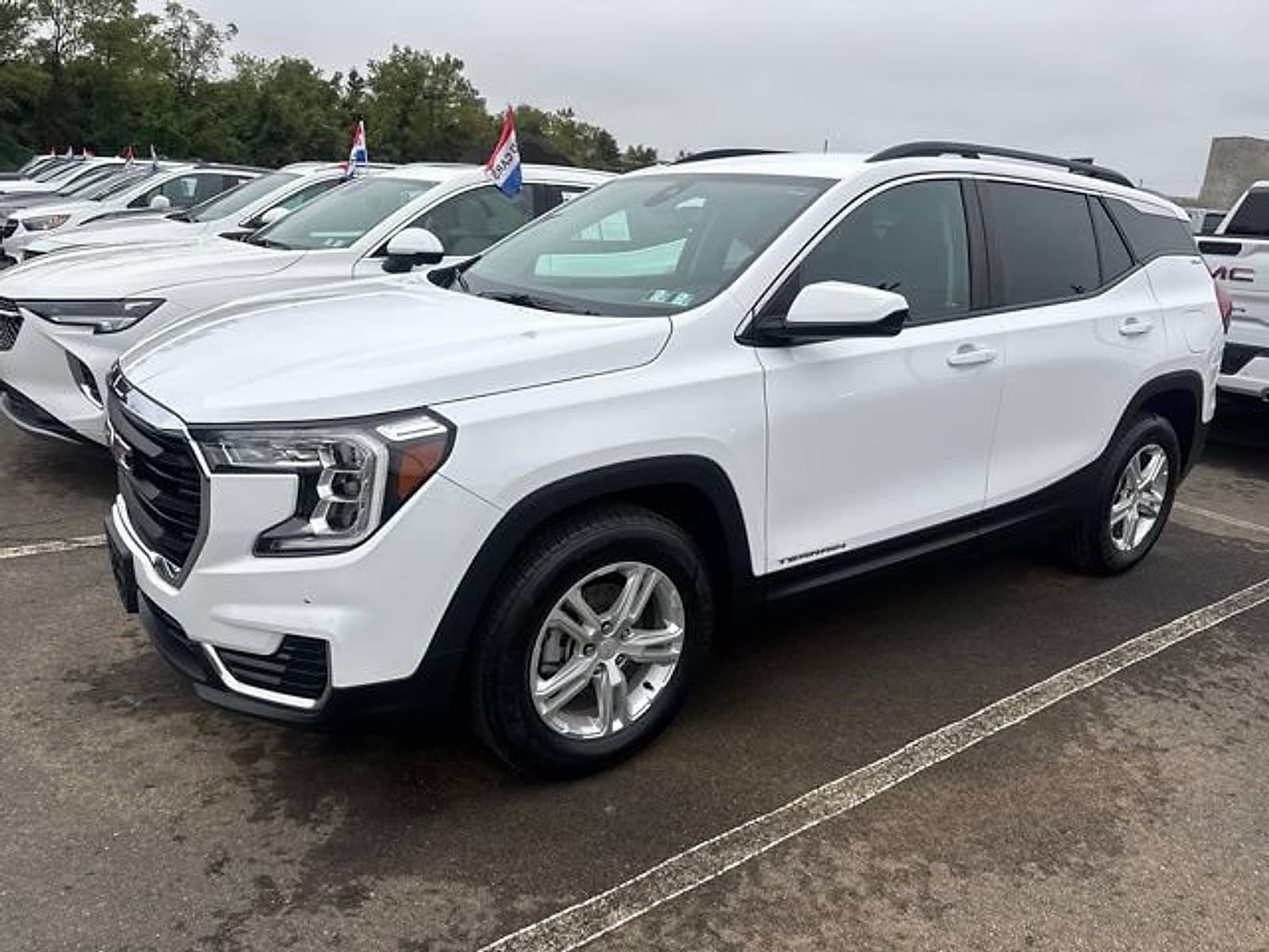 2023 GMC Terrain SLE — photo 1 of 16