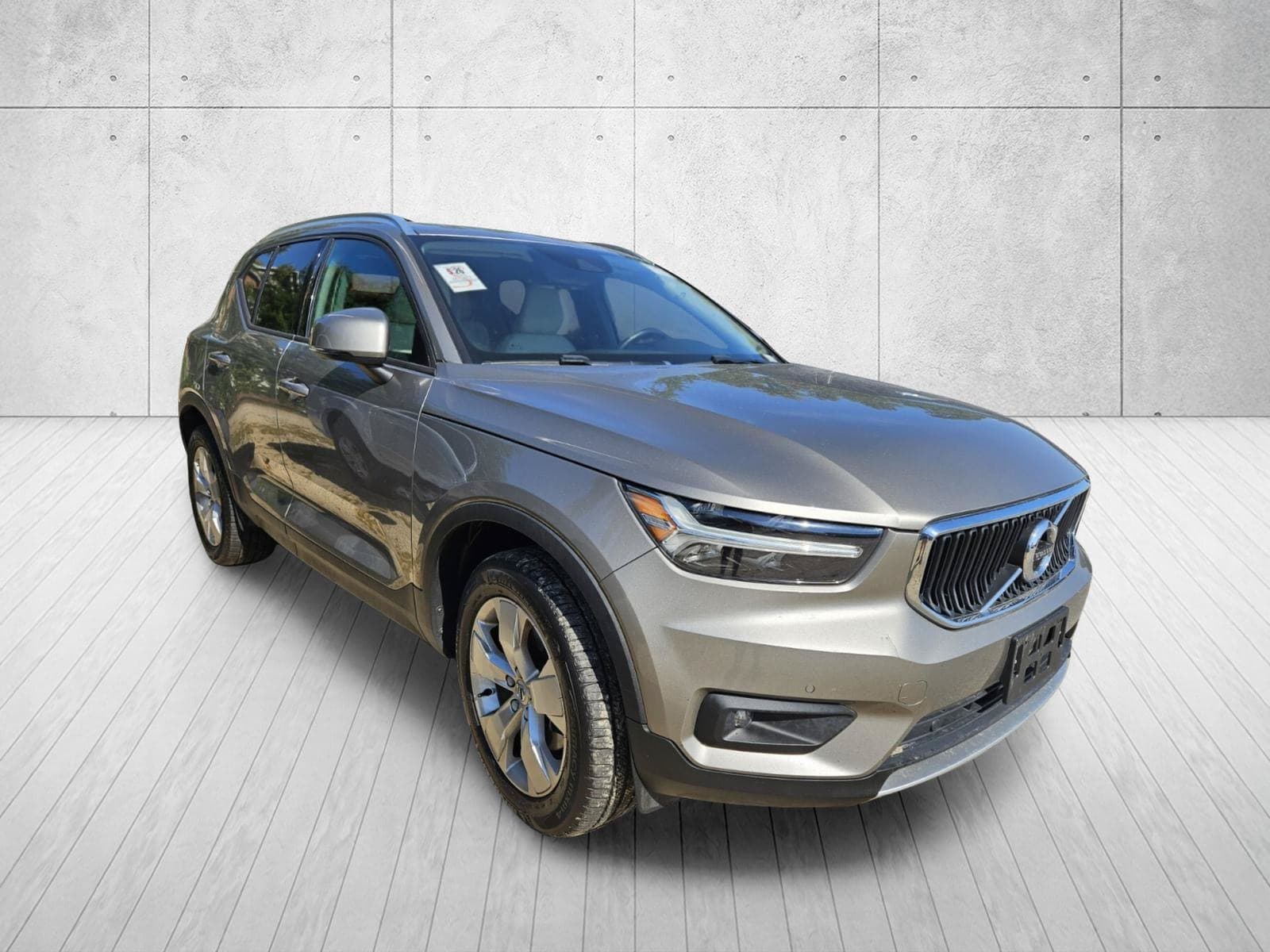 2022 Volvo XC40 Momentum — photo 1 of 10