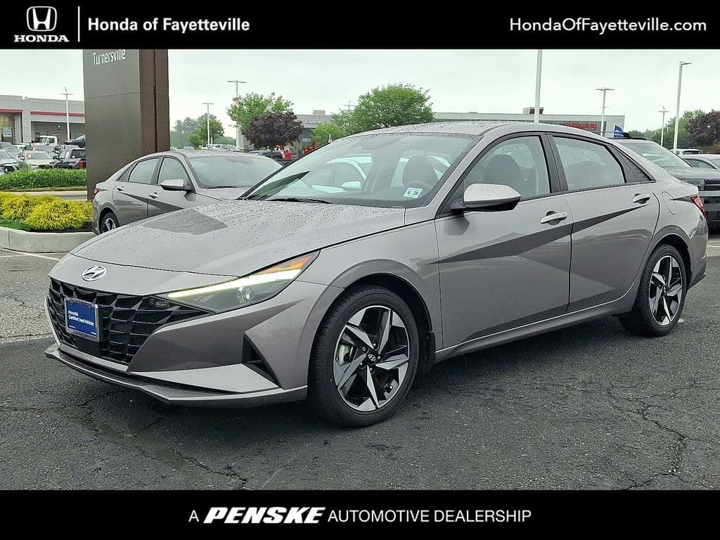 2023 Hyundai Elantra SEL — photo 1 of 30