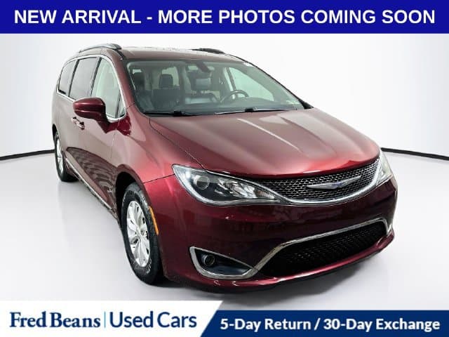 2018 Chrysler Pacifica Touring L — photo 1 of 39