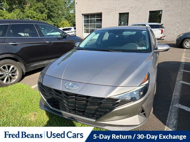 2023 Hyundai Elantra SEL — photo 1 of 18
