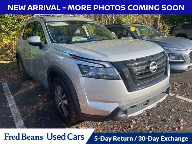 2024 Nissan Pathfinder SL — photo 1 of 16