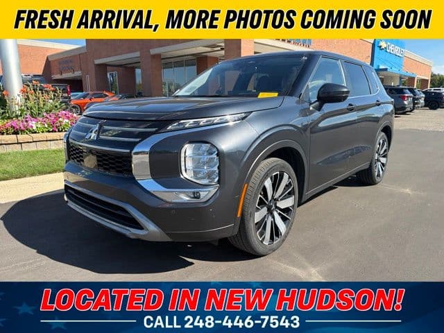 2025 Mitsubishi Outlander SE — photo 1 of 5