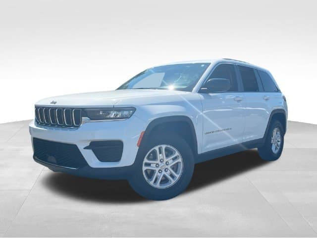 2022 Jeep Grand Cherokee Laredo — photo 1 of 35