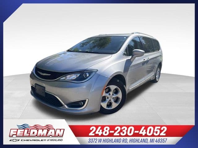 2017 Chrysler Pacifica Touring-L Plus — photo 1 of 9