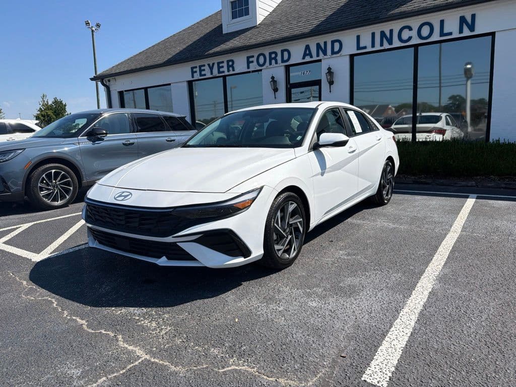 2025 Hyundai Elantra Limited — photo 1 of 8