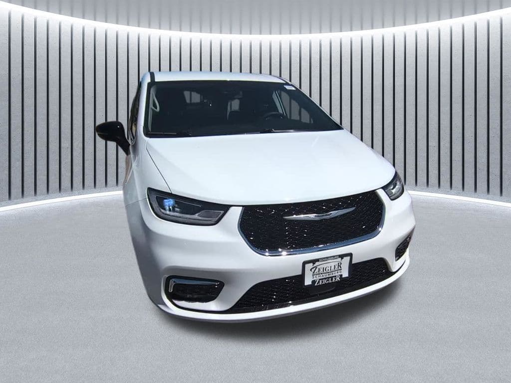 2024 Chrysler Pacifica Touring L — photo 1 of 24