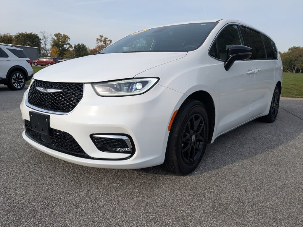 2025 Chrysler Pacifica Select — photo 1 of 41