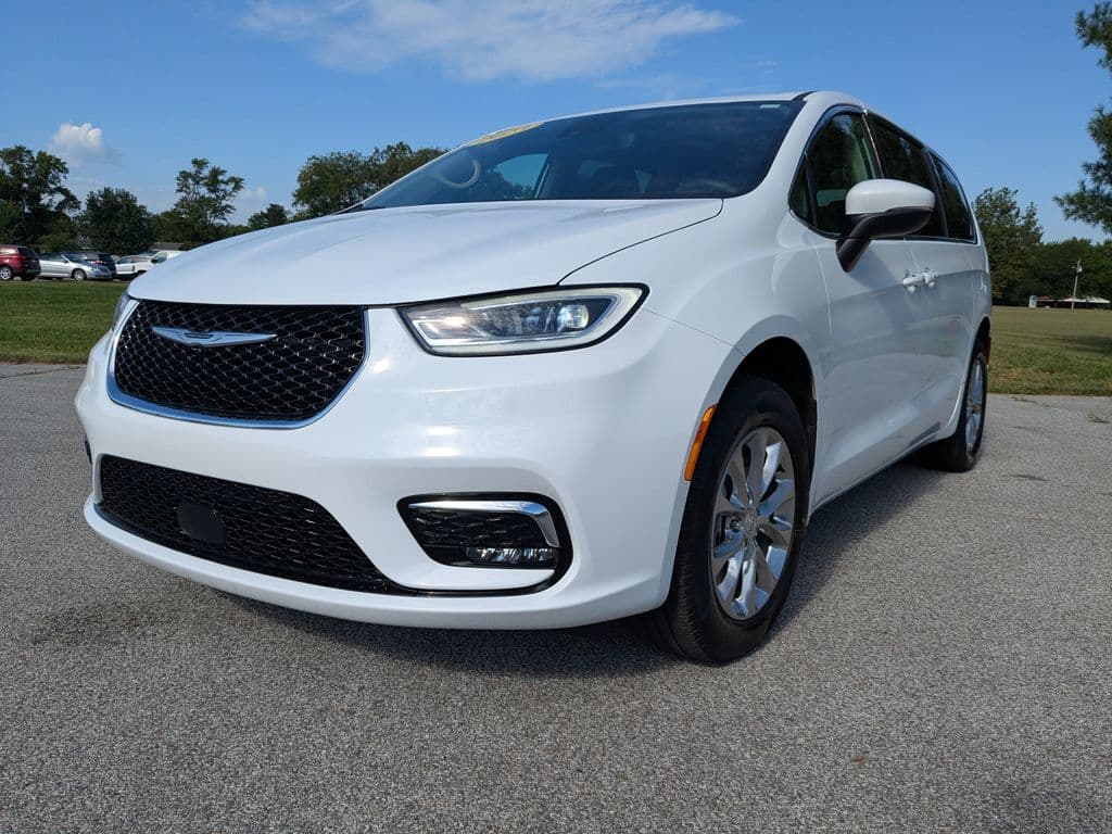 2023 Chrysler Pacifica Touring L — photo 1 of 39
