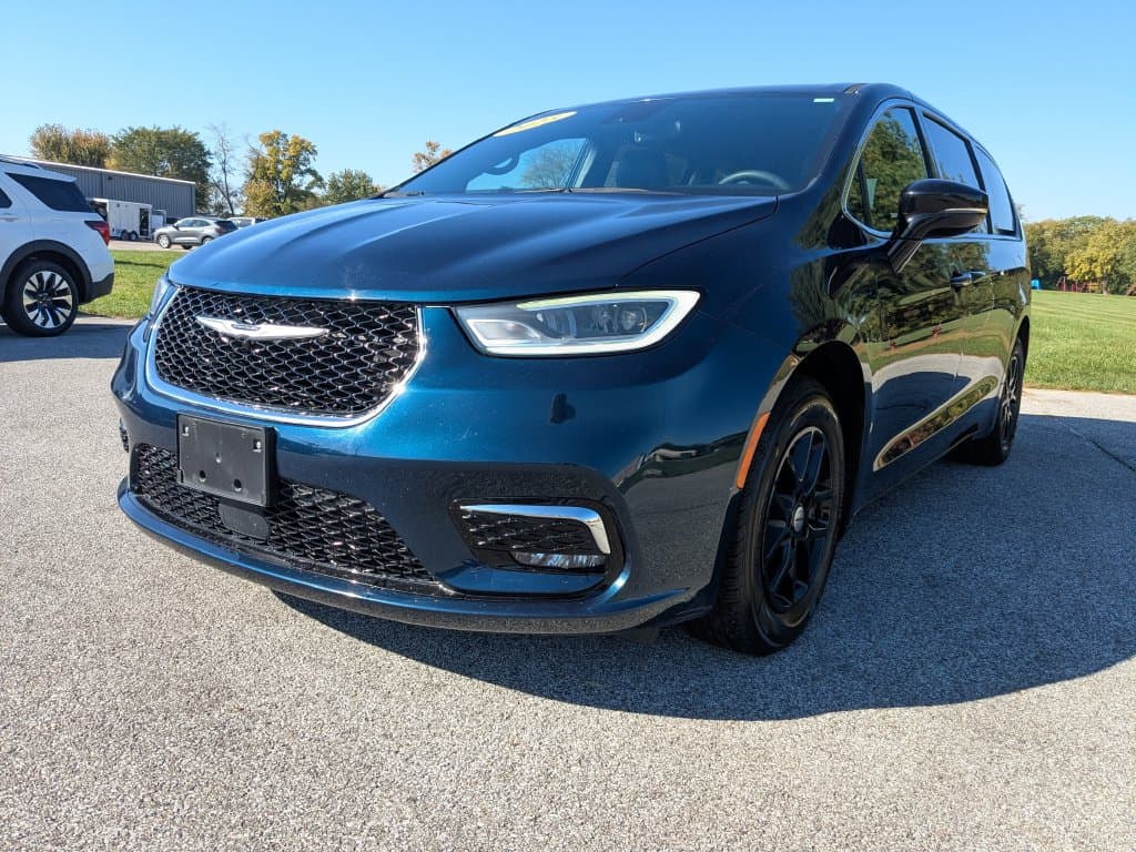 2025 Chrysler Pacifica Select — photo 1 of 37