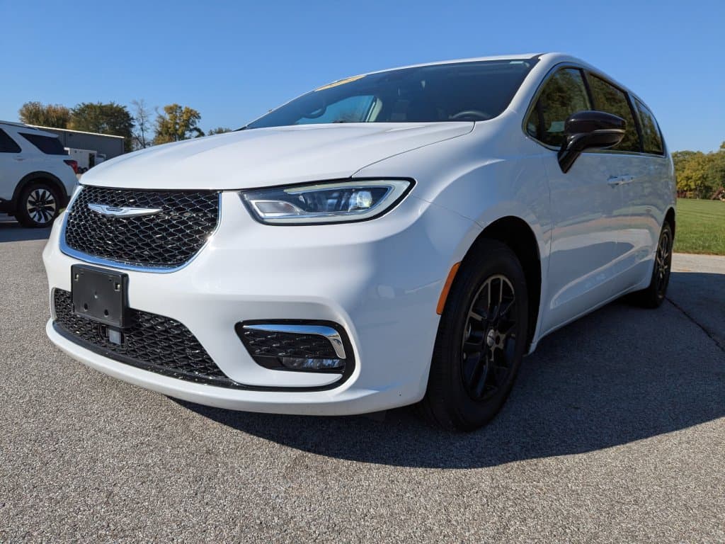 2024 Chrysler Pacifica Touring L — photo 1 of 38