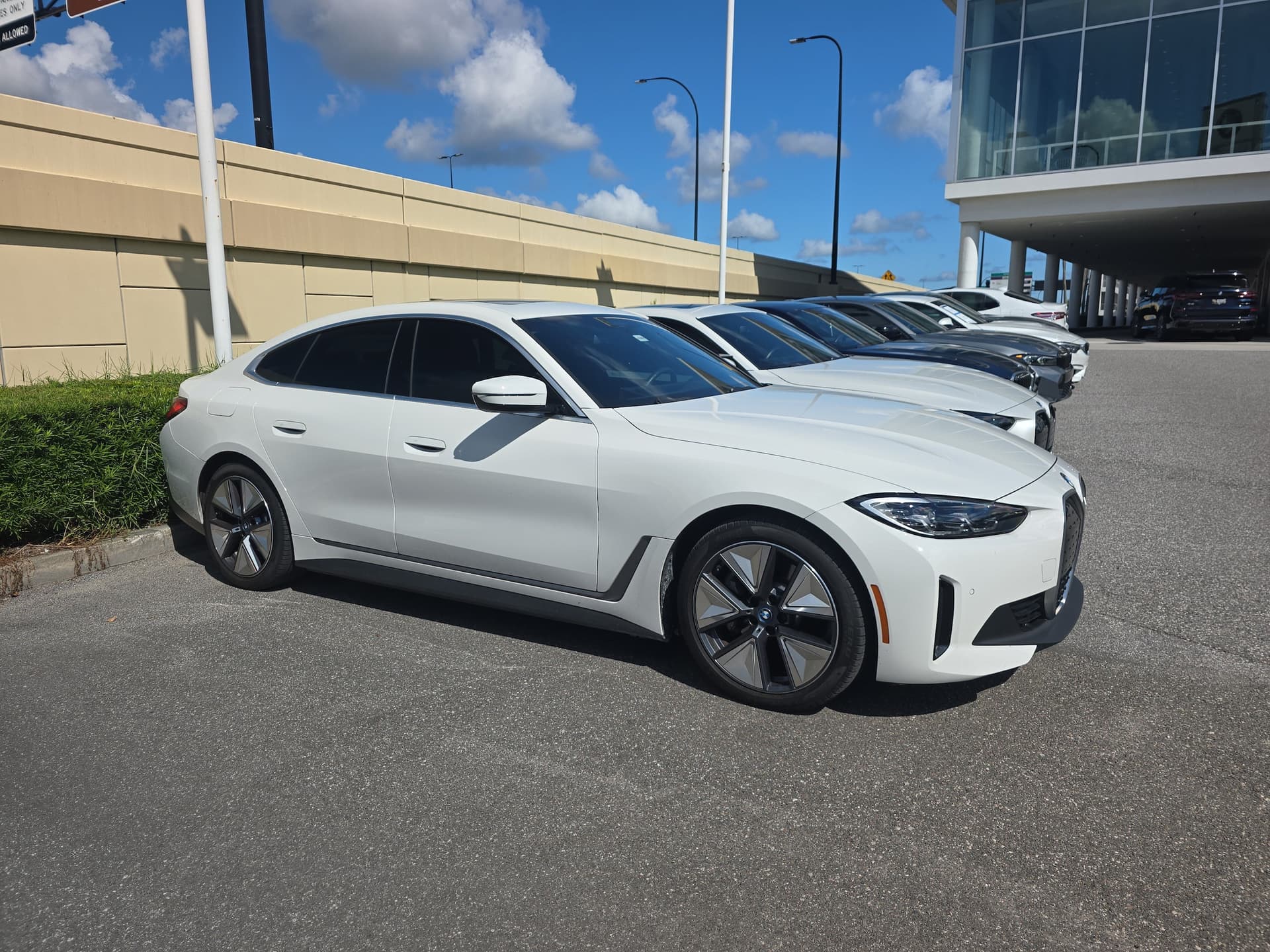 2023 BMW i4 eDrive40 — photo 1 of 3