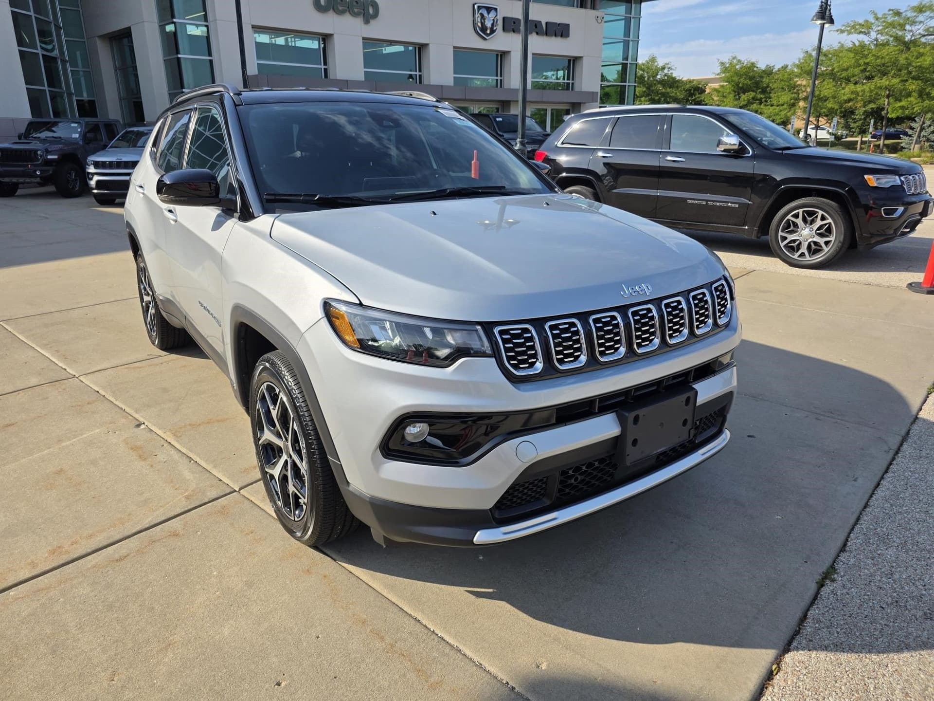 2026 Jeep Compass LIMITED 4X4 — photo 1 of 9