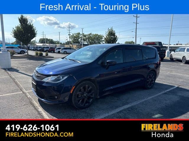 2019 Chrysler Pacifica Touring Plus — photo 1 of 25