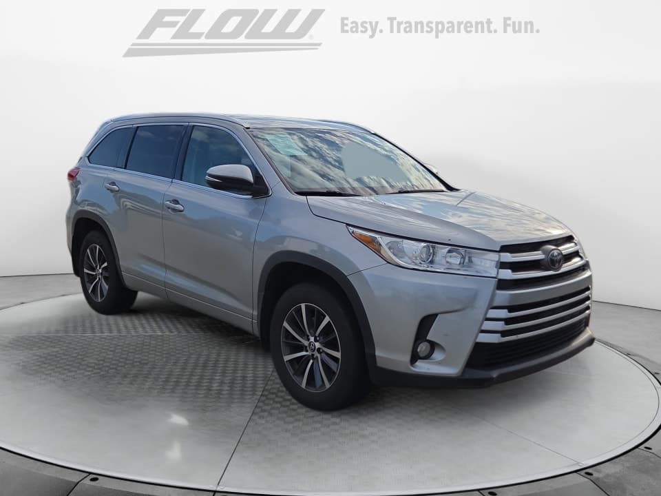 2017 Toyota Highlander Base — photo 1 of 11