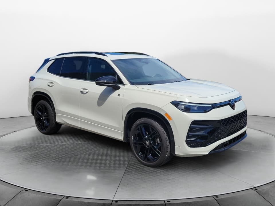 2026 Volkswagen Tiguan SE R-Line Black — photo 1 of 34