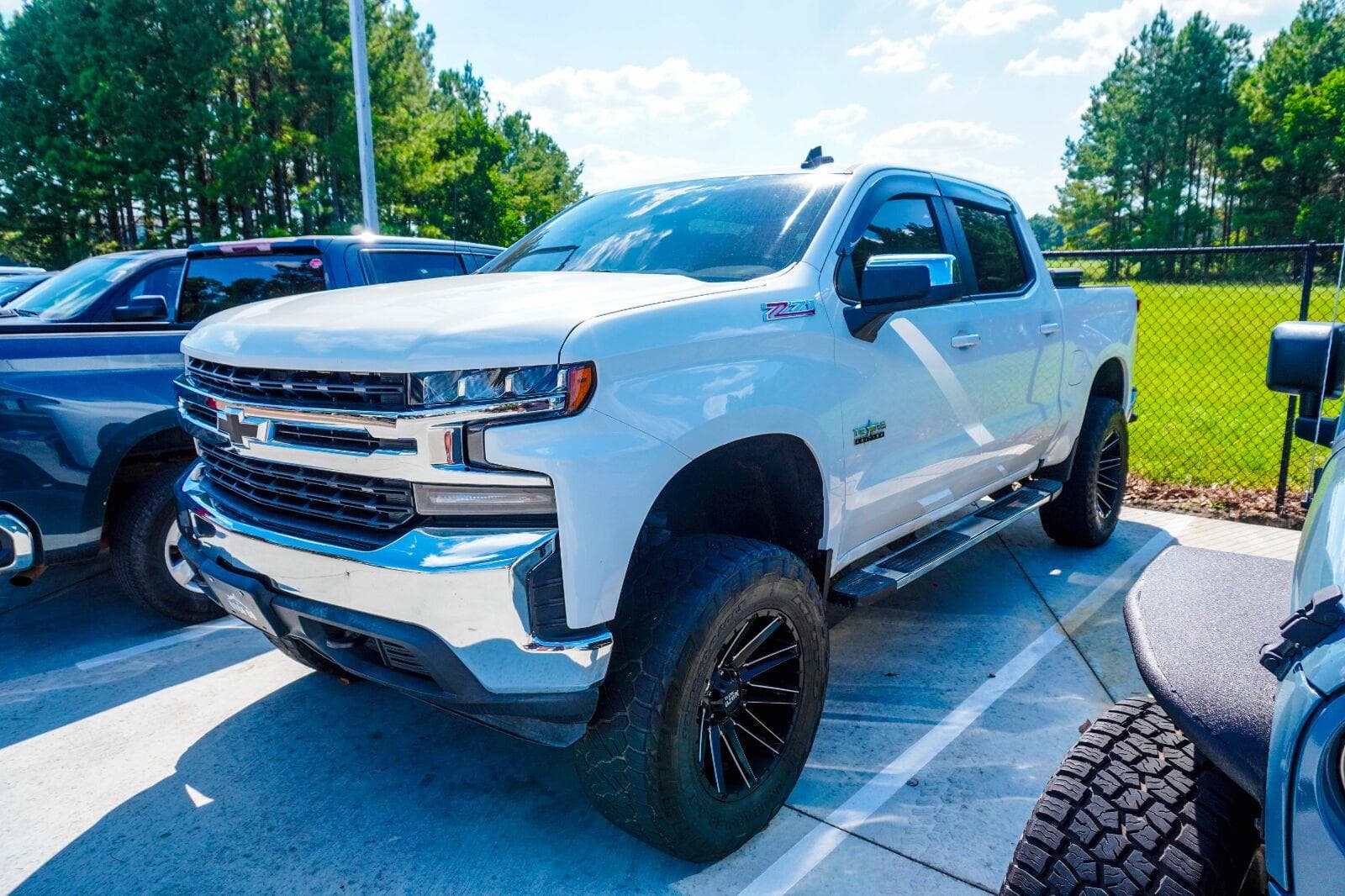 2020 Chevrolet Silverado 1500 LT — photo 1 of 3