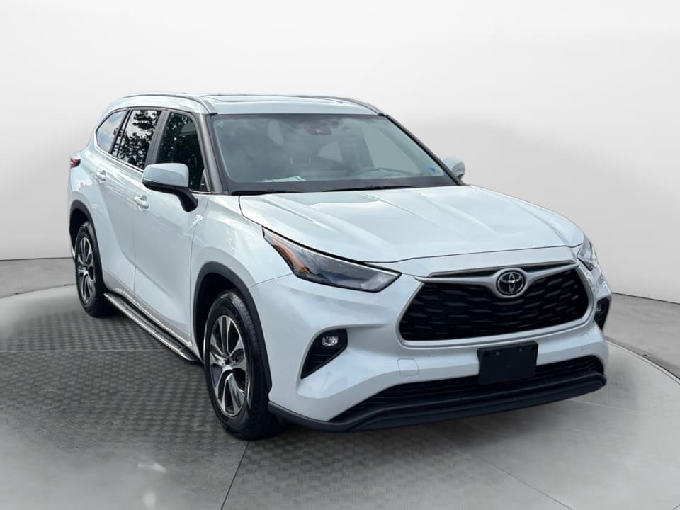2023 Toyota Highlander XLE — photo 1 of 35