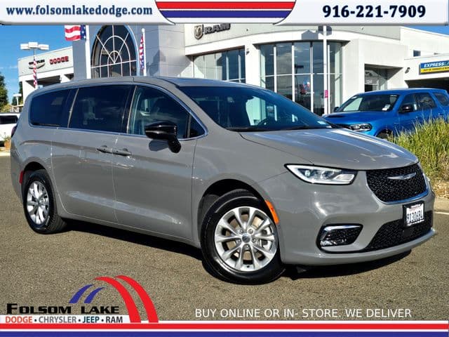2025 Chrysler Pacifica Select — photo 1 of 30