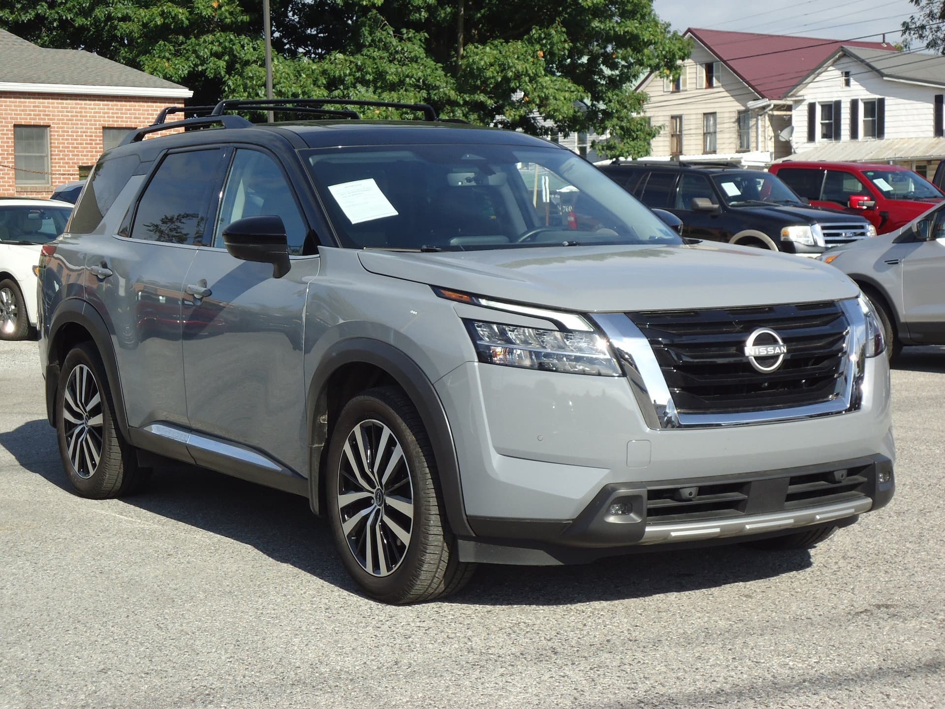 2023 Nissan Pathfinder Platinum — photo 1 of 36