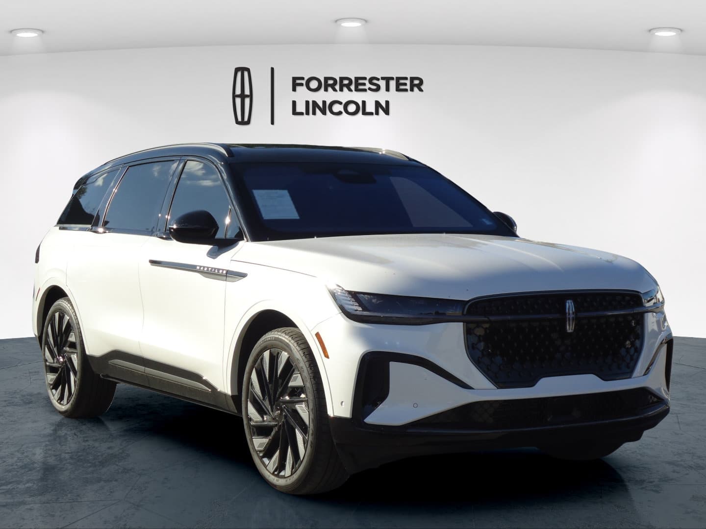 2024 Lincoln Nautilus Reserve — photo 1 of 30