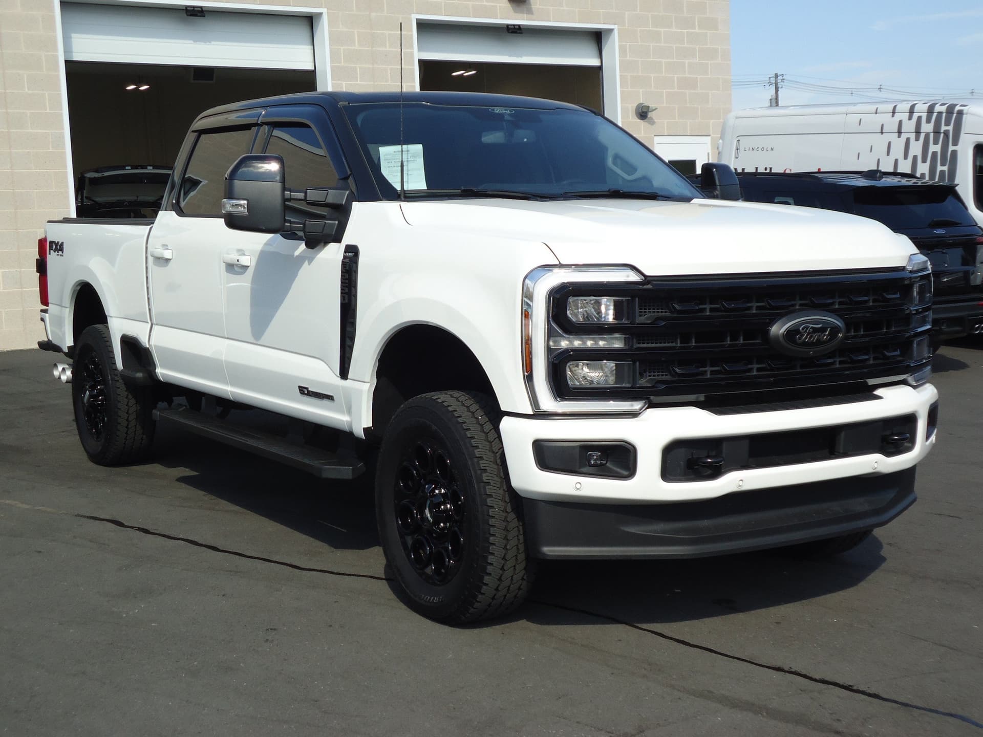 2025 Ford Super Duty F-250 SRW LARIAT — photo 1 of 37