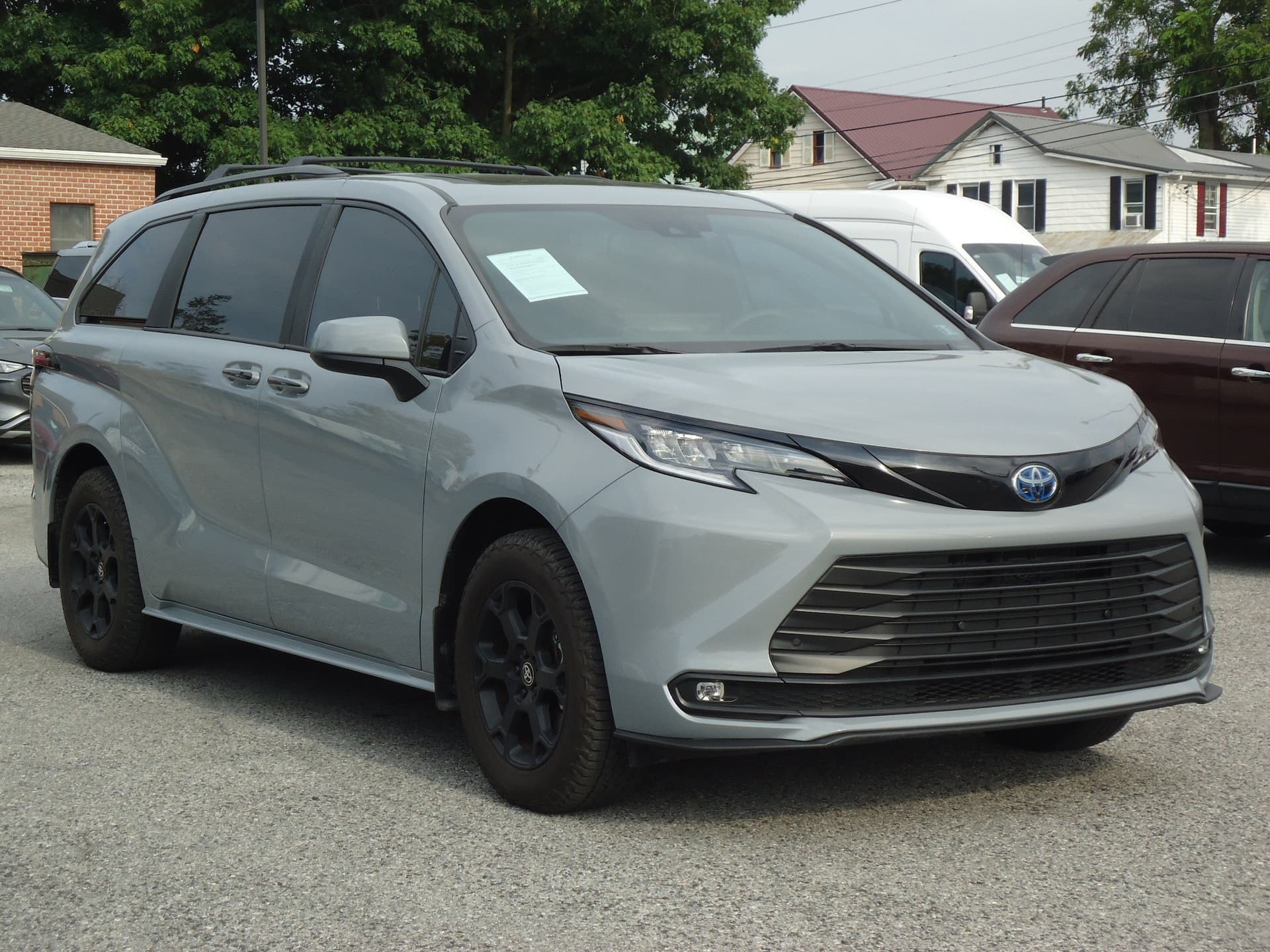 2025 Toyota Sienna Woodland Edition — photo 1 of 34
